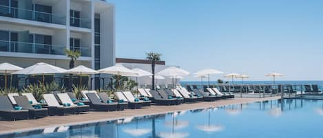 Una piscina cubierta, 2 piscinas al aire libre