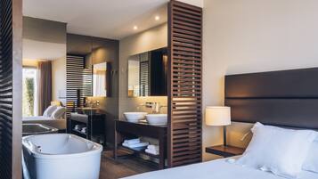 Minibar, in-room safe, individually decorated, individually furnished