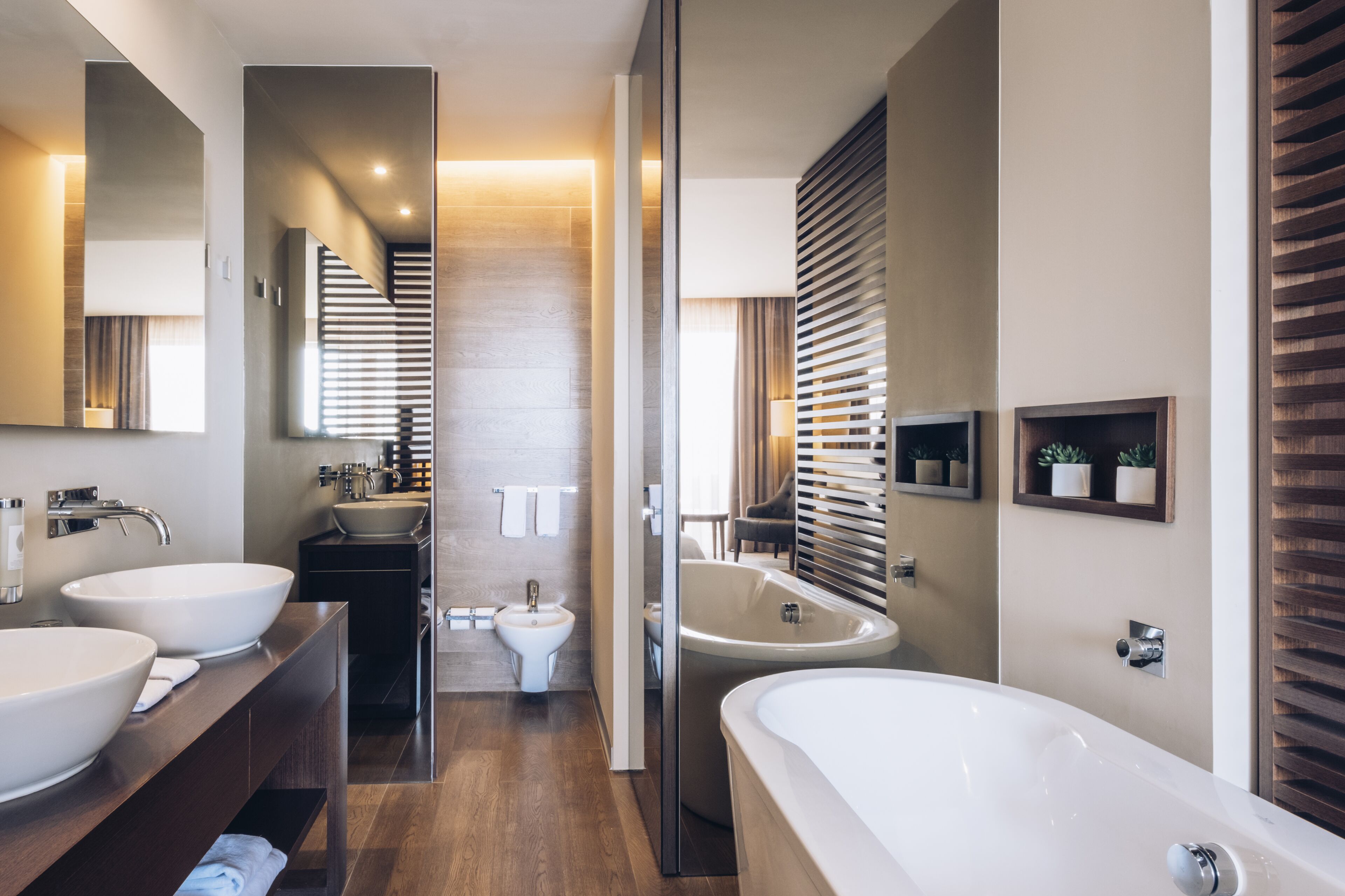 Separate bathtub and shower, deep-soaking bathtub