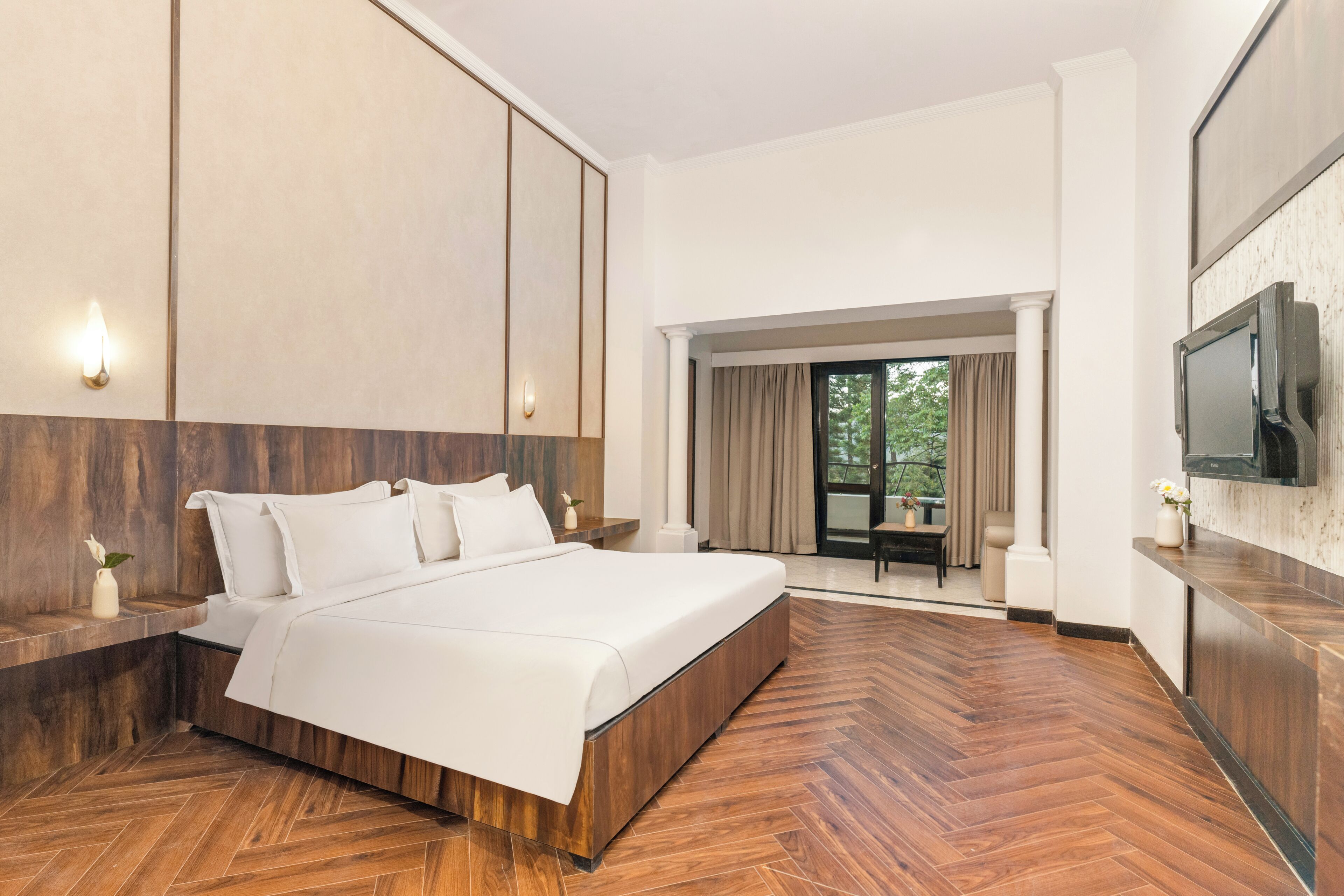 Deluxe Room | Down duvets, minibar, in-room safe, desk