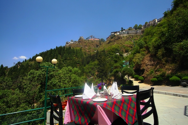 Breakfast, lunch and dinner served