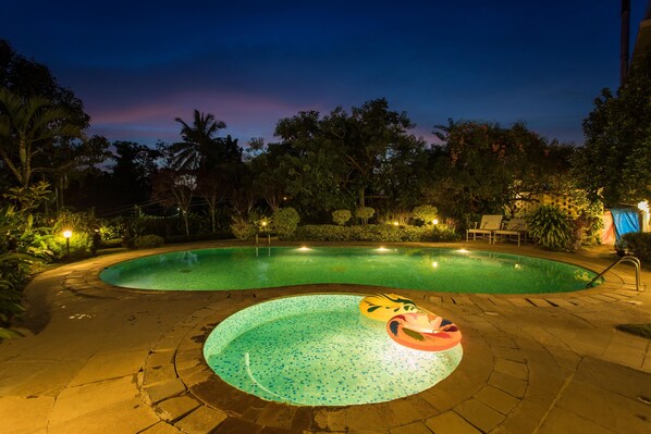 Outdoor pool - Hotel Coorg International (Madikeri)