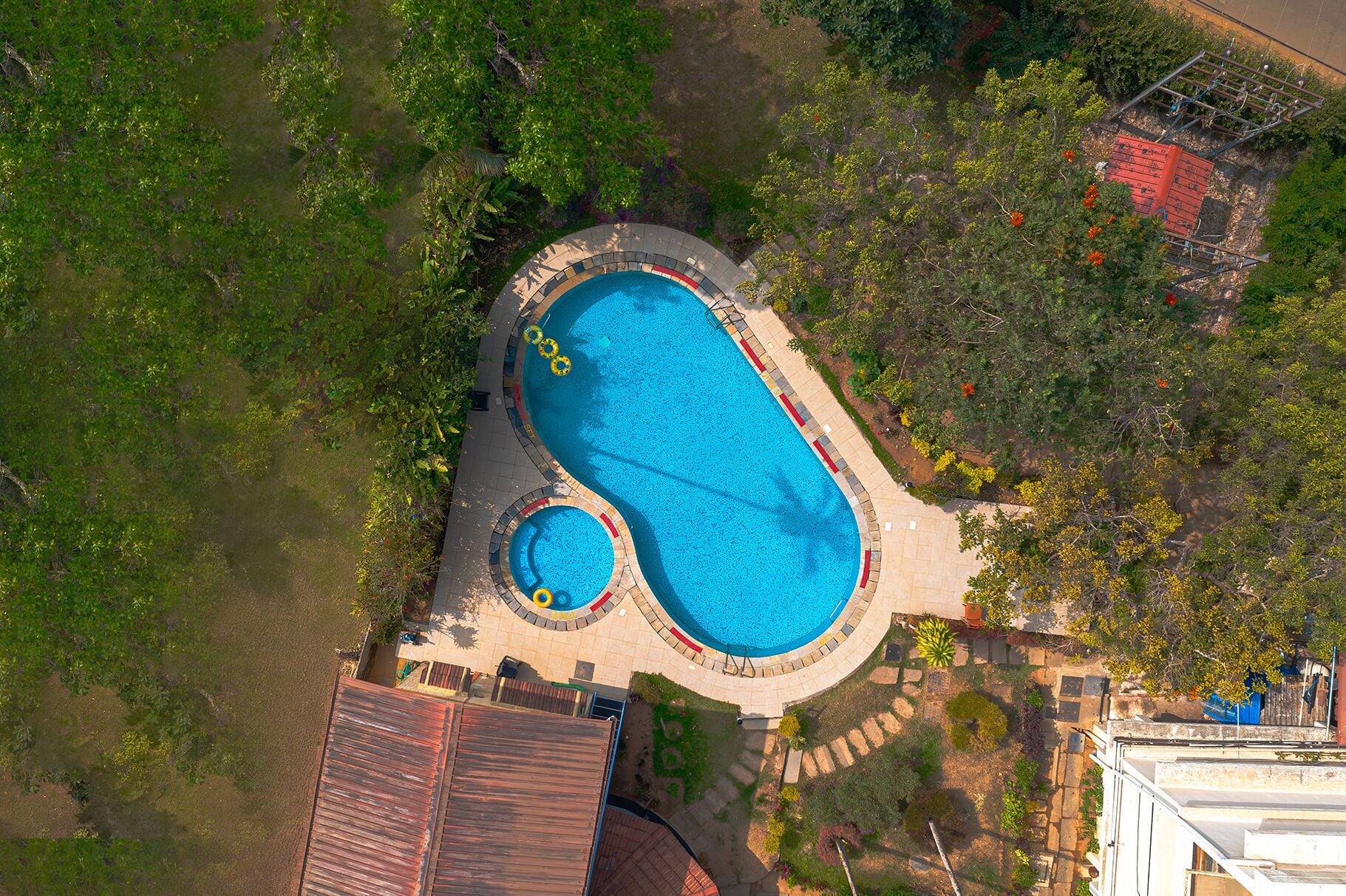 Una piscina al aire libre
