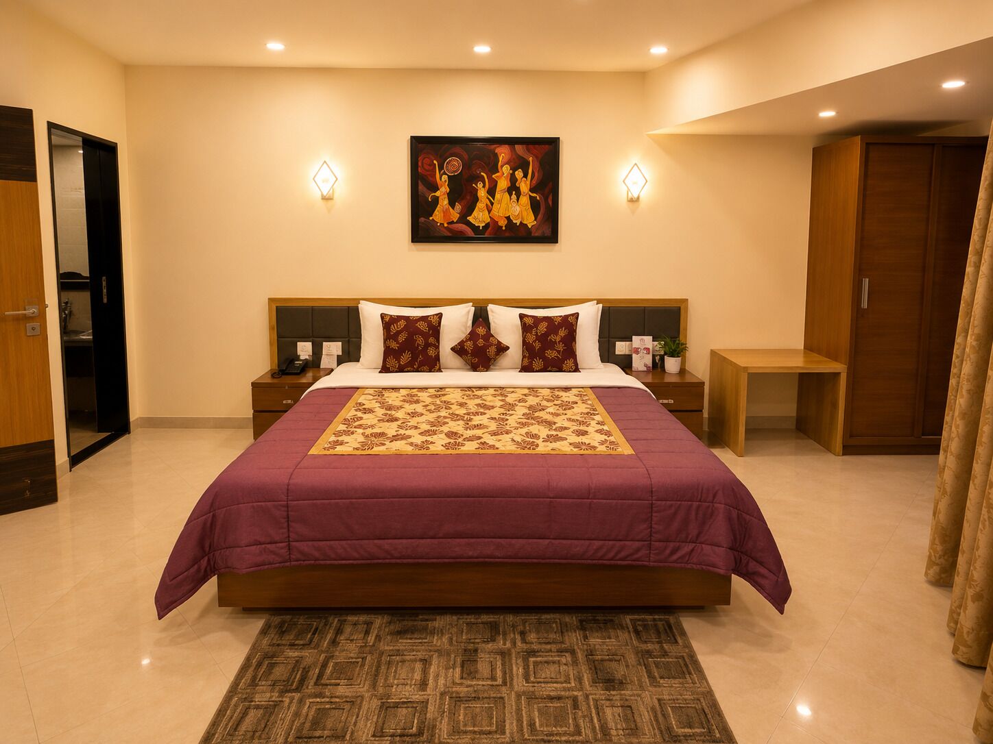 Une chambre d’hôtel avec un grand lit, une table de chevet, une commode, une œuvre d’art accrochée au mur et une armoire.