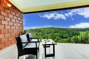 Cliff View with Bathtub | 陽台景觀