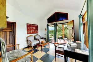 浪漫開放式套房 | 高級寢具、記憶床墊、迷你吧、客房內保險箱