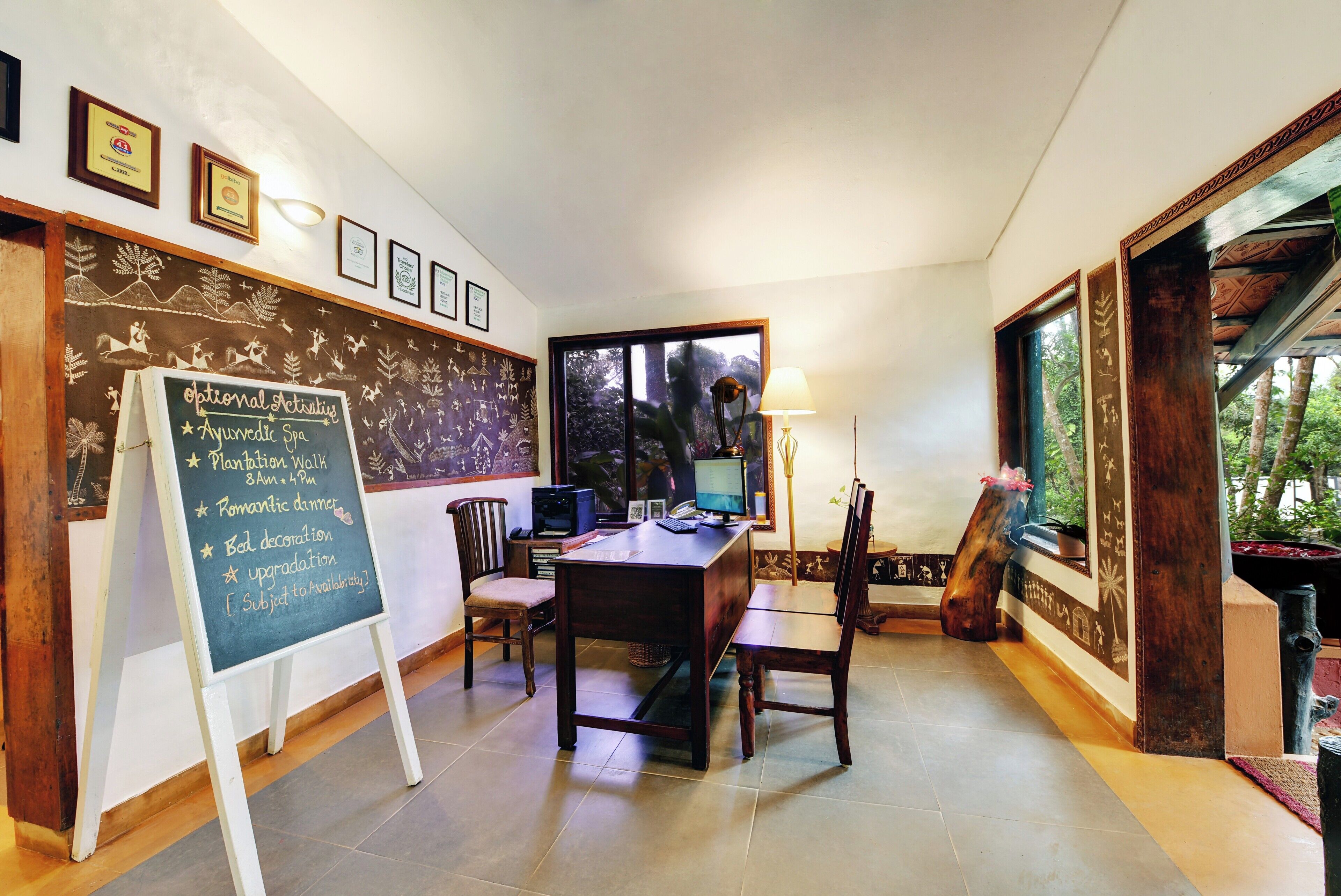 Habitación con escritorio, silla, computadora y una pizarra con servicios incluidos.