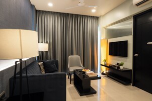 Suite, 1 habitación | Zona de estar | Una televisión LCD, un reproductor de DVD