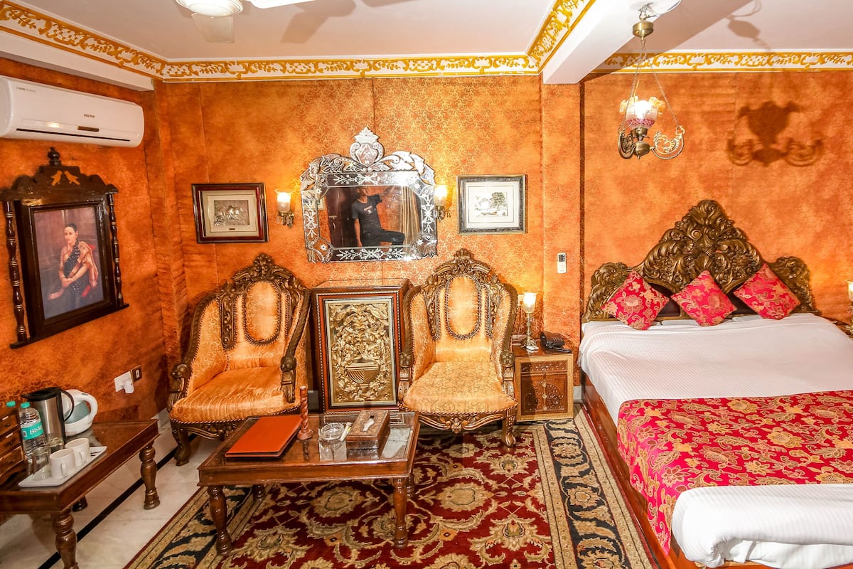 deluxe room | egyptian cotton sheets, premium bedding, in-room safe, desk