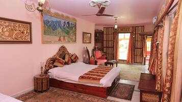 Deluxe Room | Egyptian cotton sheets, premium bedding, in-room safe, desk