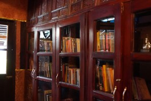 Library - WelcomHeritage Grace Hotel (Dharamshala)