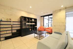 Lobby sitting area - Smile Hotel Tokyo Ayase Ekimae (Tokyo)