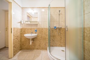 Habitación doble estándar | Baño | Regadera, secadora de cabello, bidet, toallas 