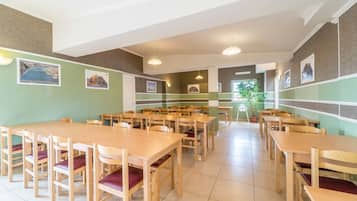 Daily continental breakfast (EUR 4 per person)