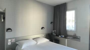 Standard Double Room | Desk, soundproofing, bed sheets