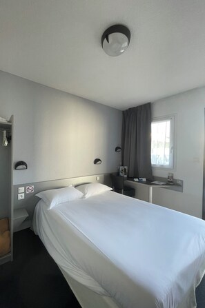 标准双人房 | 办公桌、隔音、床单