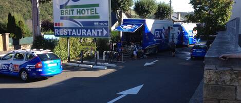 A road sign for Brit Hotel Restaurant with a 24h/24 service sign.