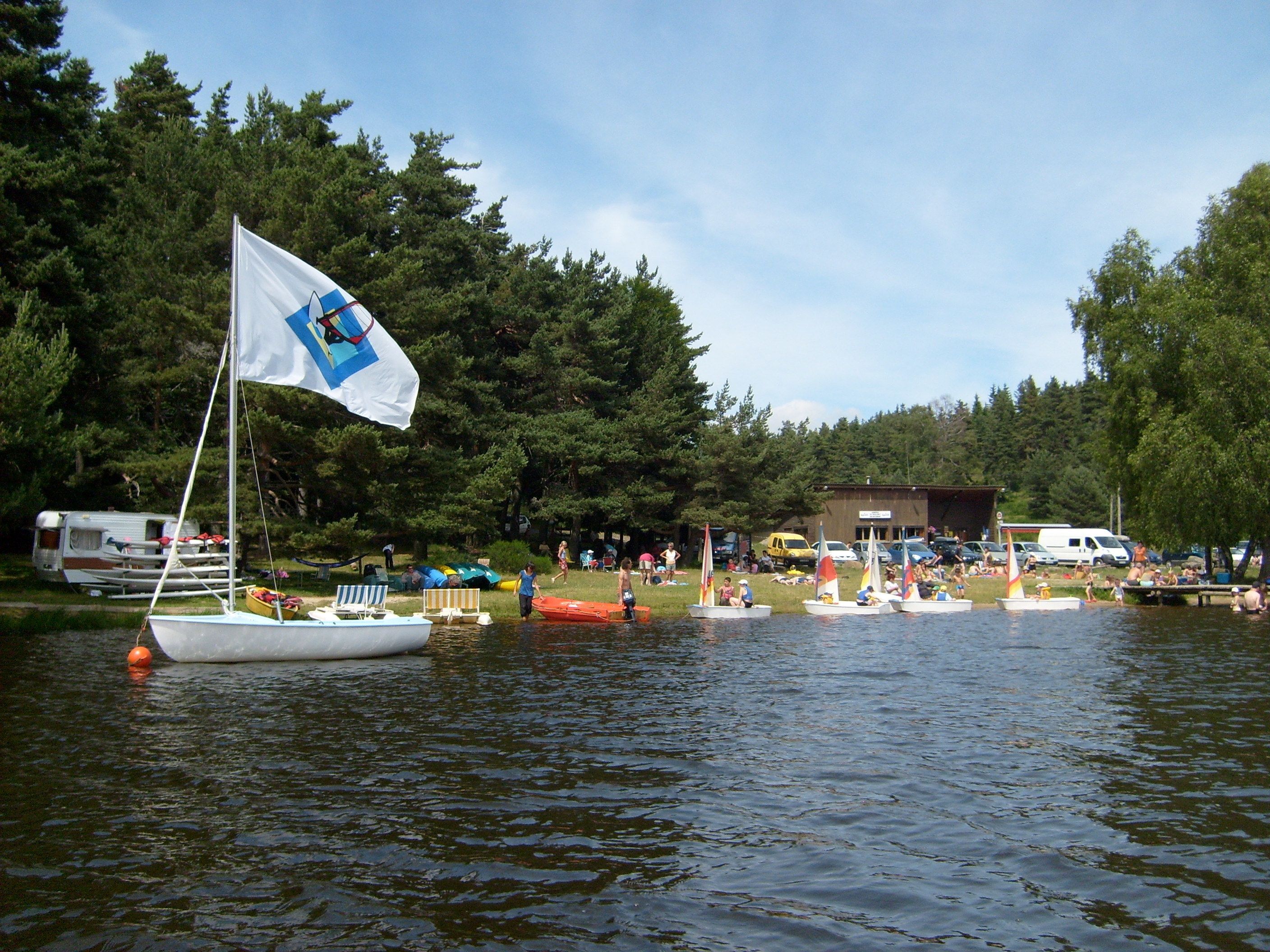 Un lac où l’on peut faire de la voile, avec un drapeau.