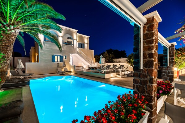 Εξωτερική πισίνα, ομπρέλες πισίνας, ξαπλώστρες