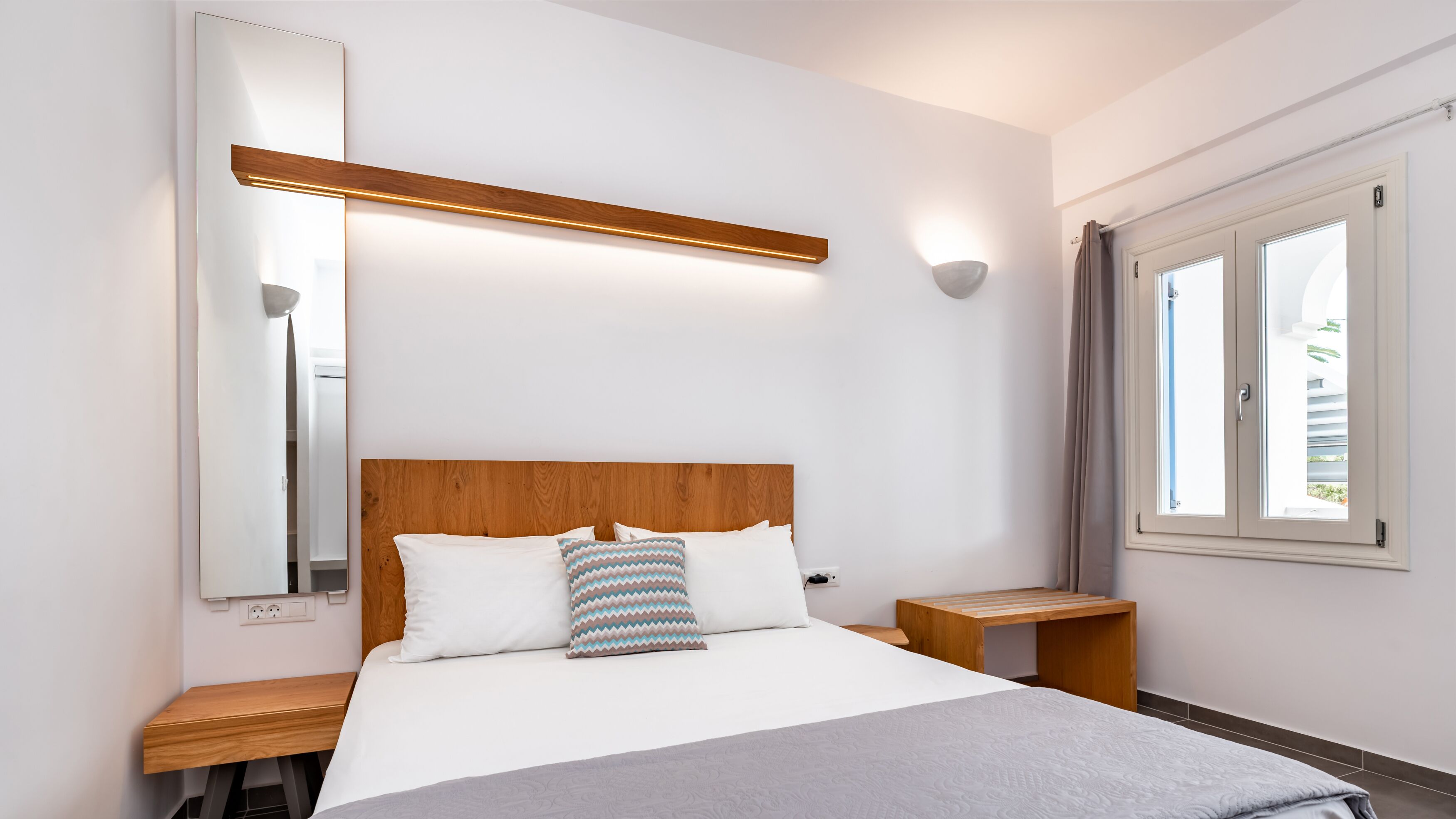 standard room, 1 double bed | premium bedding, pillow-top beds, minibar, in-room safe