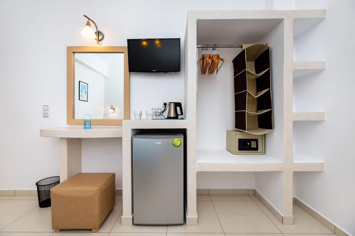 standard room, 1 double bed | premium bedding, pillow-top beds, minibar, in-room safe