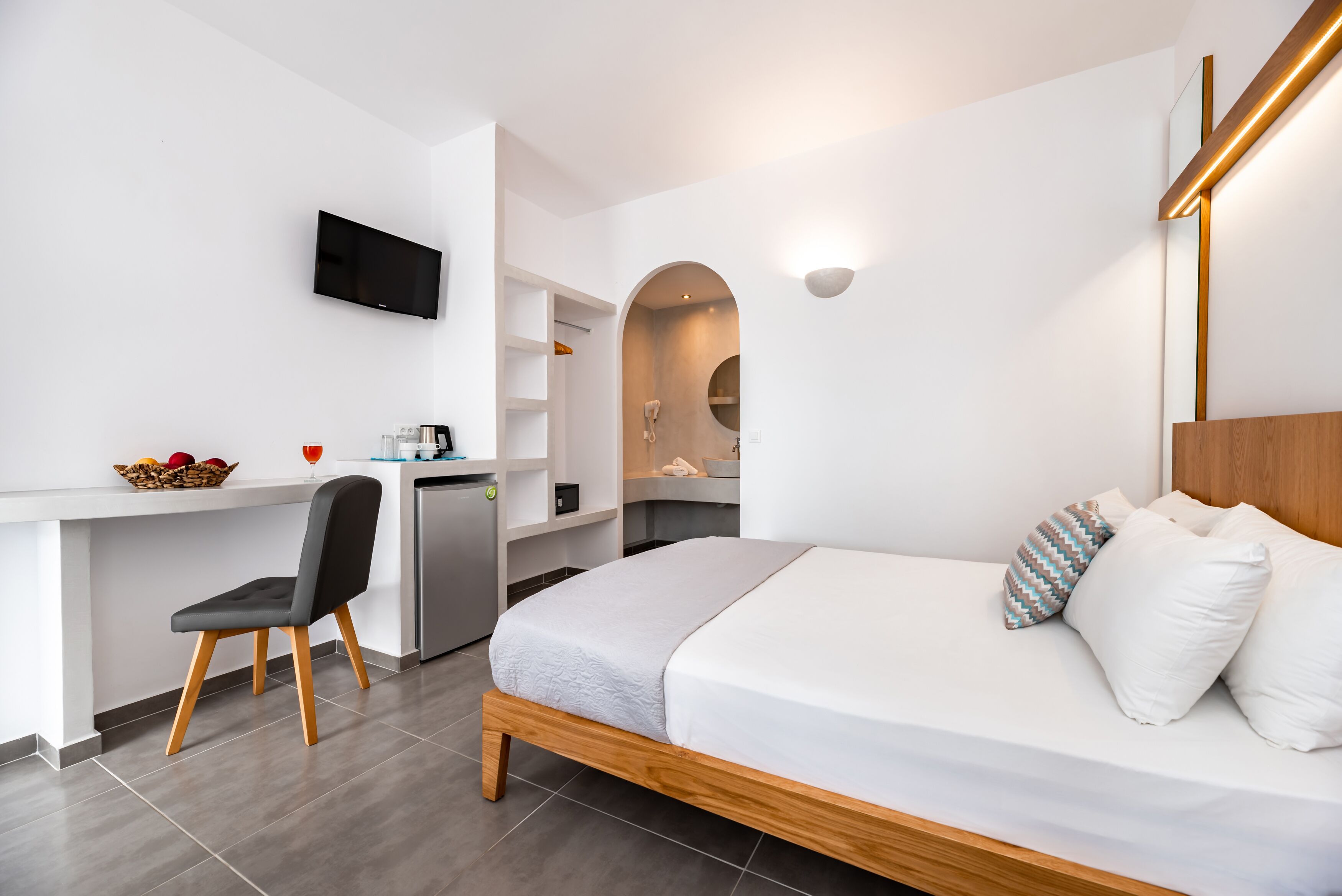 standard room, 1 double bed | premium bedding, pillow-top beds, minibar, in-room safe