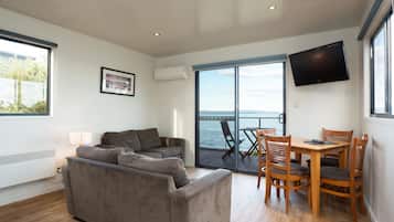 Chalet, 2 Schlafzimmer, Meerseite | Wohnbereich | Flachbildfernseher, DVD-Player