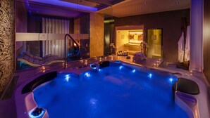 A spa room with a hot tub, a massage table, and a reception area. - Riviera del Sole (Piraino)