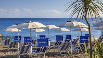 Privatstrand, LiegestĂŒhle, Sonnenschirme, Strandbar