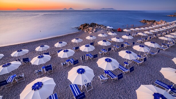 A beach with rows of umbrellas and lounge chairs, arranged for sunbathing. - Riviera del Sole (Piraino)