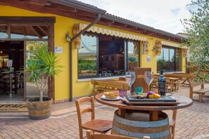 Breakfast served  - Villa Camporosso (Lazise)