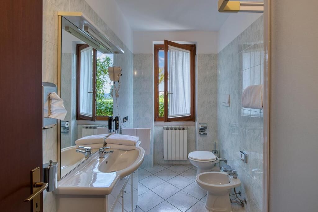 Dusche, kostenlose Toilettenartikel, Haartrockner, Bidet