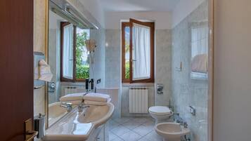 Dusche, kostenlose Toilettenartikel, Haartrockner, Bidet