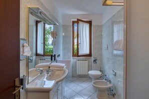 Douche, articles de toilette gratuits, sèche-cheveux, bidet