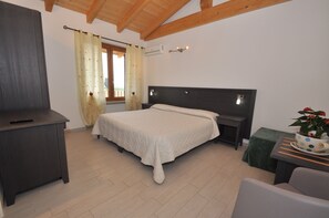 Chambre Deluxe avec lits jumeaux, 1 chambre, vue montagne, en bord de piscine