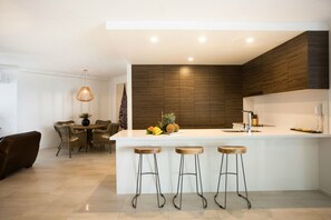 Full-sized fridge, microwave, oven, stovetop