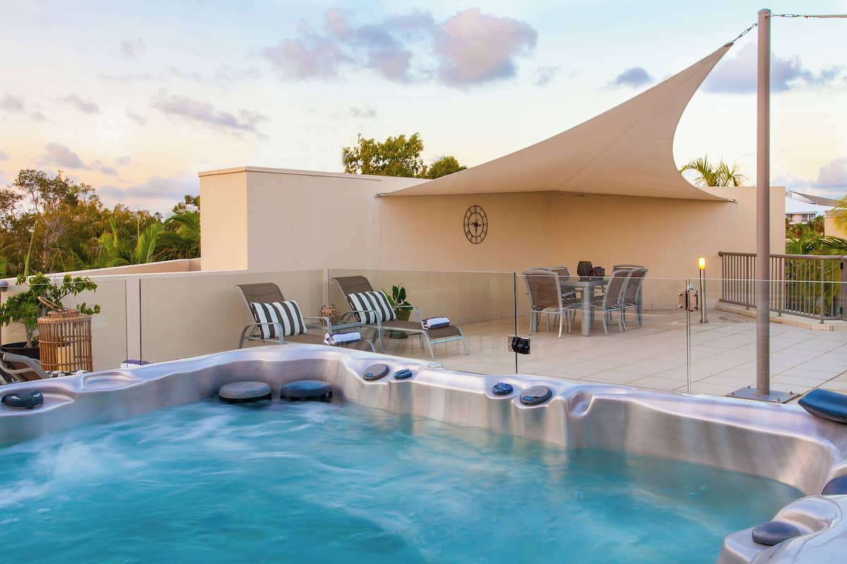 Three Bedroom Rooftop Apartment with Spa | Private spa tub
