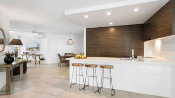 Zimmer, 2 Schlafzimmer, Whirlpool (Ground Floor) | Eigene Küche | Großer Kühlschrank, Mikrowelle, Ofen, Herdplatte