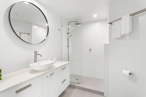 Căn hộ Superior | Phòng tắm | Bồn tắm thủy lực, máy sấy tóc, khăn tắm 