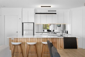 Refrigerador con freezer, microondas, horno, placa de cocina