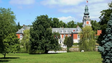 Ein großes, historisches Gebäude mit vielen Fenstern und einem markanten Turm.