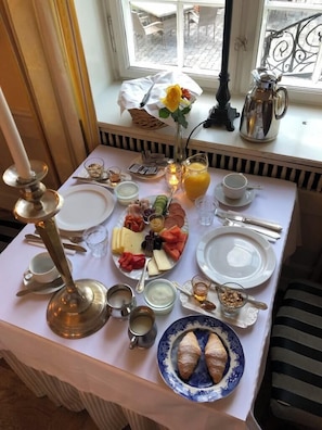 Se ofrece un desayuno bufé todos los días (por un coste adicional)