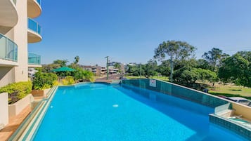 Hồ bơi ngoài trời, ghế dài tắm nắng