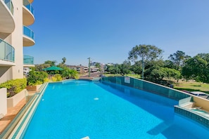 Outdoor pool, pool loungers - Argyle on the Park (Maroochydore)