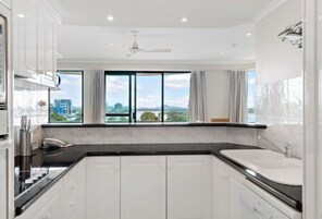 Apartamento, 2 habitaciones (River View) | Cocina privada | Frigorífico grande, microondas, placa de cocina y lavavajillas