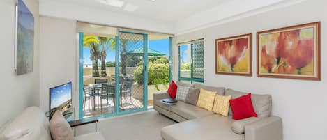 Télévision à écran plat, lecteur de DVD