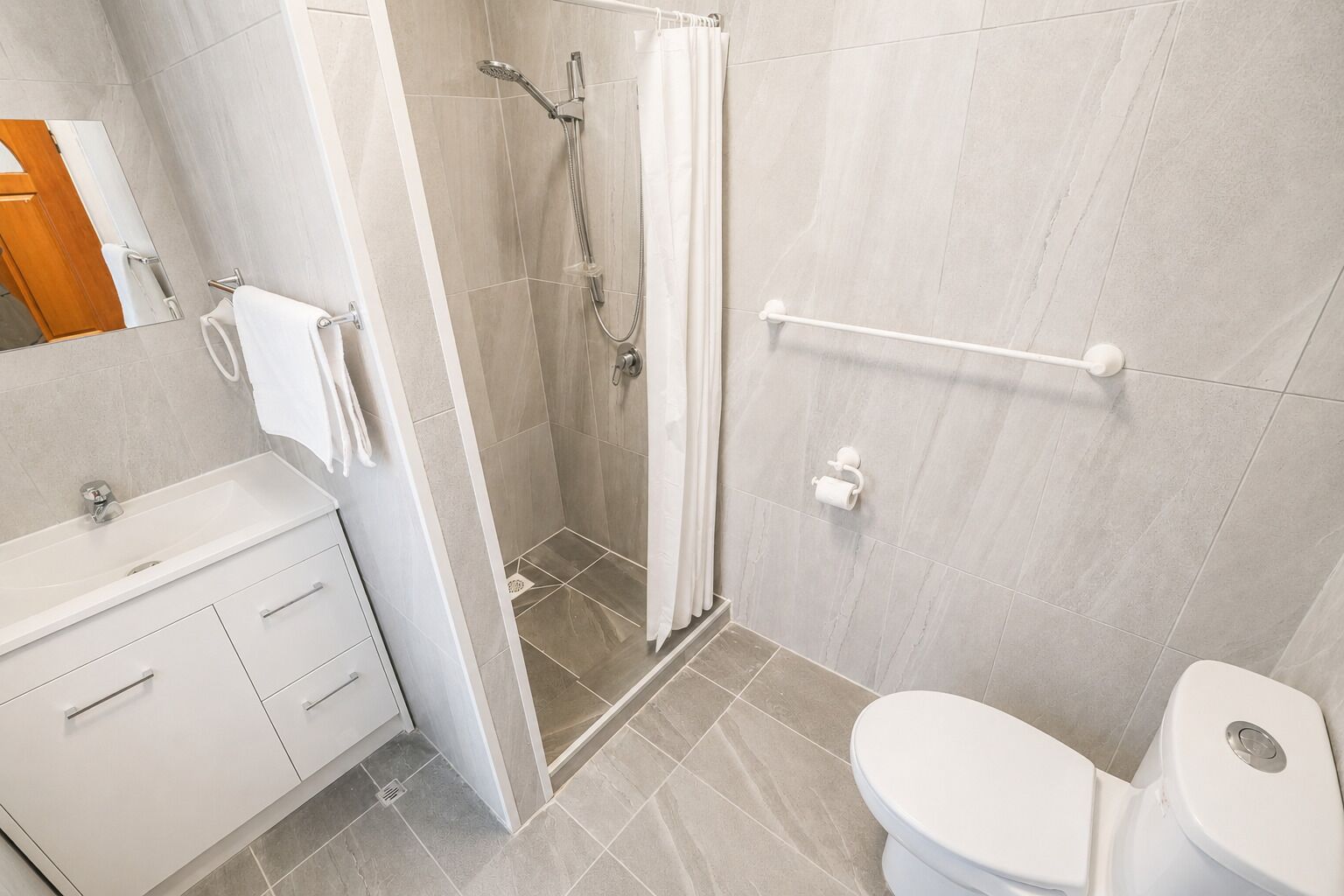 Deluxe Queen Room | Bathroom