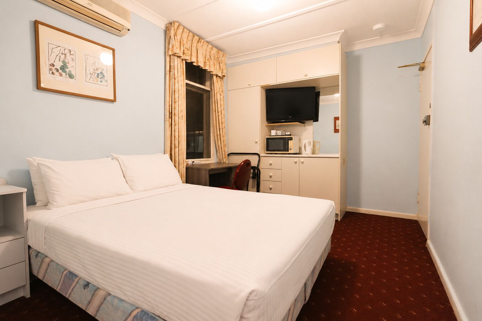 Deluxe Queen Room | Free WiFi, bed sheets