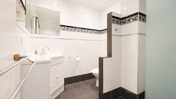 Twin Room | Bathroom