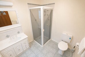 Deluxe Queen Room | Bathroom - Georgian Court Inn (East Melbourne)